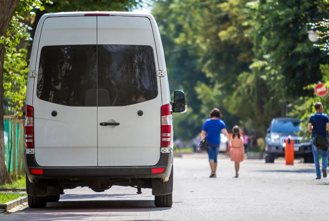 http://Carrinha%20branca%20estacionada%20numa%20rua%20para%20serviço%20de%20transporte