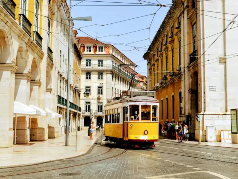 Elétrico amarelo numa rua do centro histórico de Lisboa